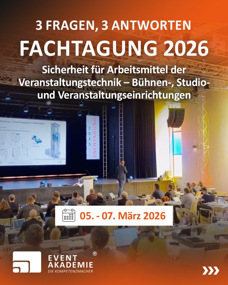 Werbebild der Event Akademie für Auffrischungskurse 2026. Text im Bild: „Zeit für ein Update? Unsere Auffrischungskurse 2026“. Hintergrund ist eine Bühne mit Lichttechnik, Lautsprechern und LED-Elementen aus der Veranstaltungstechnik.