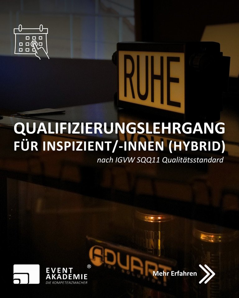 Text mit Qualifizierungslehrgang für Inspizient/-innen und einem Schild im Hintergrund wo RUHE steht.